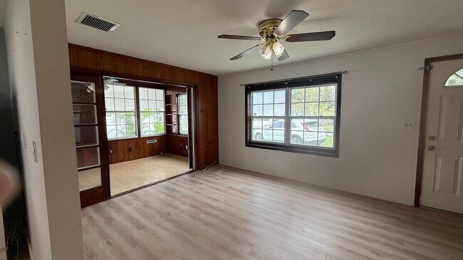 Building Photo - Annual 2 Bedroom + Den / 2 Bath Home – Sar...