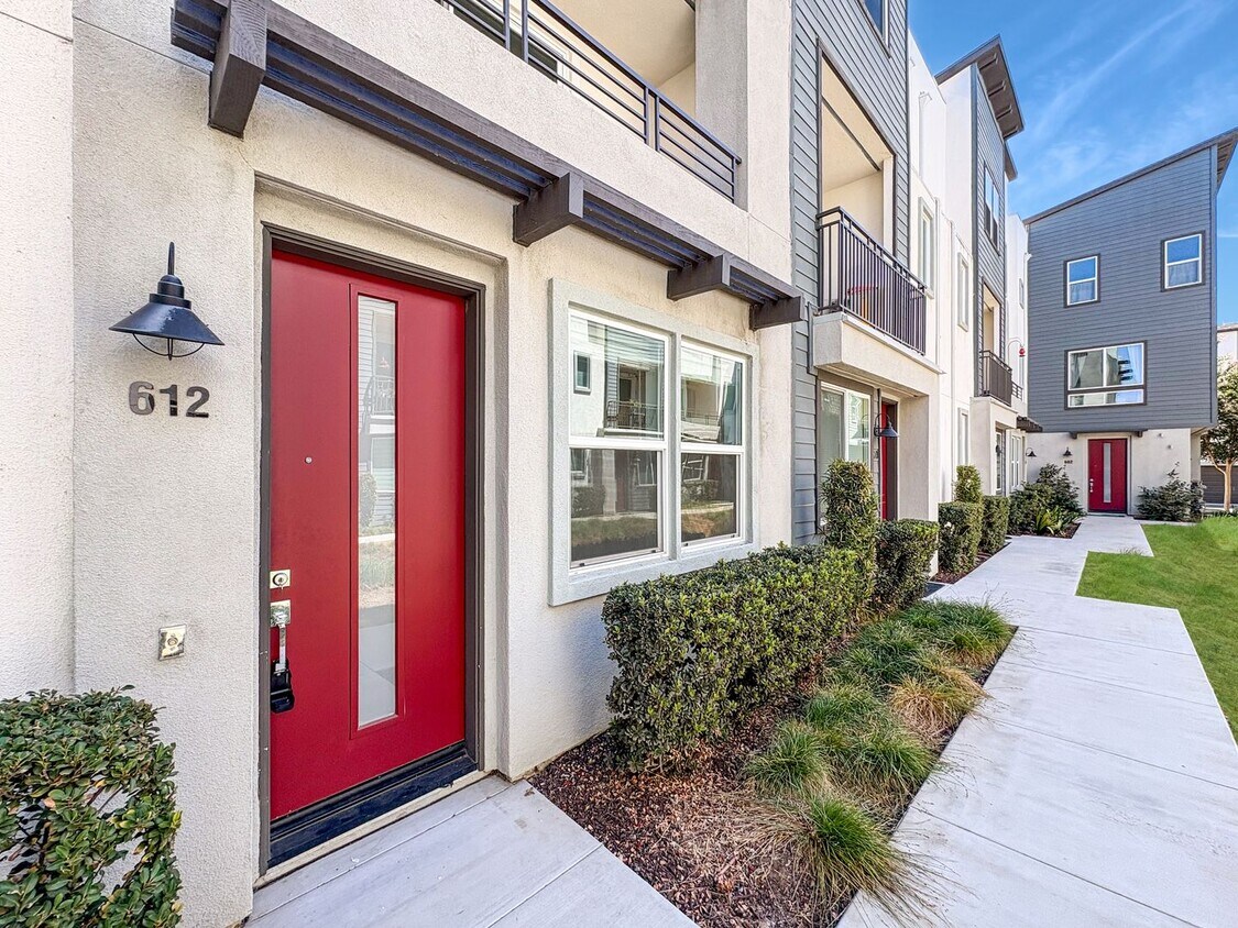 Foto principal - Stunning Escondido 3BR/2.5BA Home Availabl...