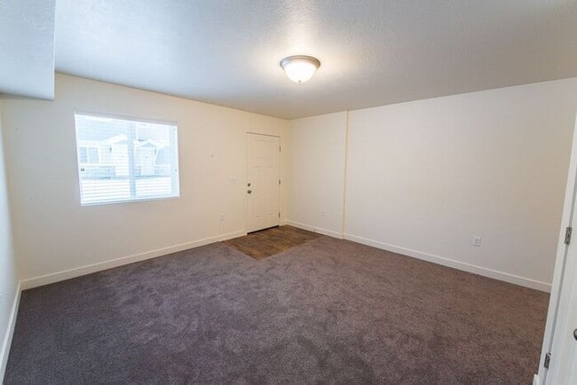 Building Photo - Beautiful Townhome at Waters Edge!
