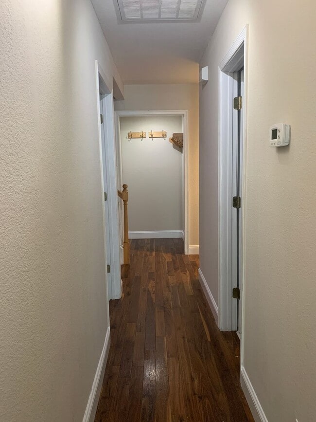 Building Photo - 3 Bedroom 2 Bath Home in Manteo Available ...