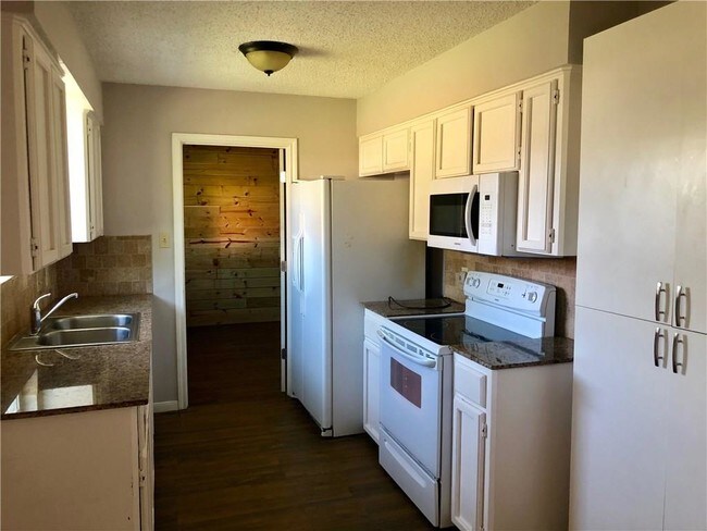 Building Photo - 2314 Manitoba Dr