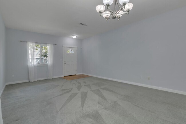 Building Photo - Beautiful 3 Bedroom, 2 1/2 Bath Home in Qu...