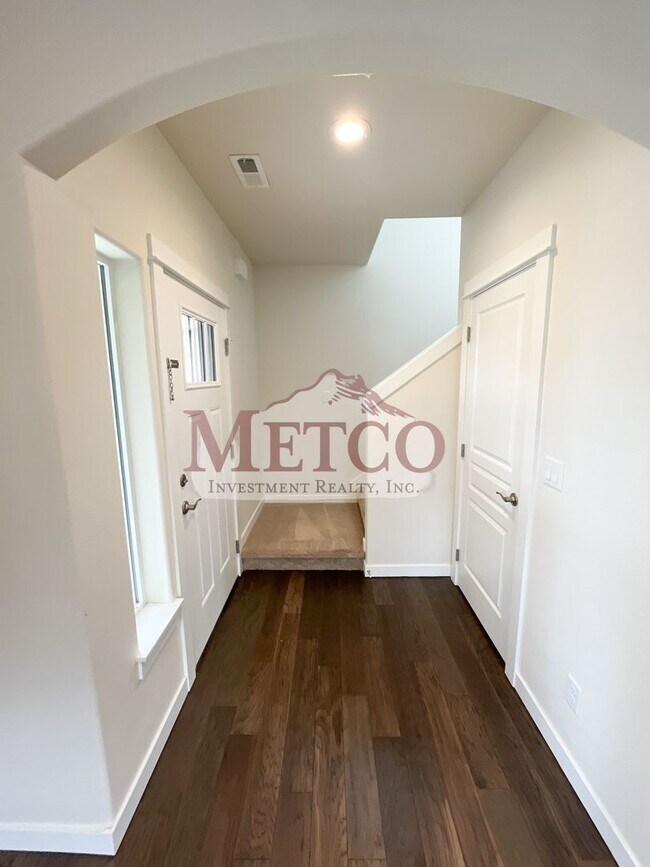 Foto del edificio - FOR RENT: Beautiful Coburg 3 Bed / 2.5 Bath Craftsman!