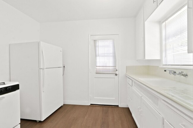 Building Photo - Charming Triplex Unit in Historic Rose Park