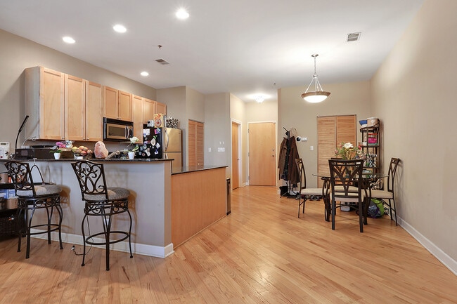Building Photo - Beautiful 2BD/2BTH Apartment on Lawrence  ...