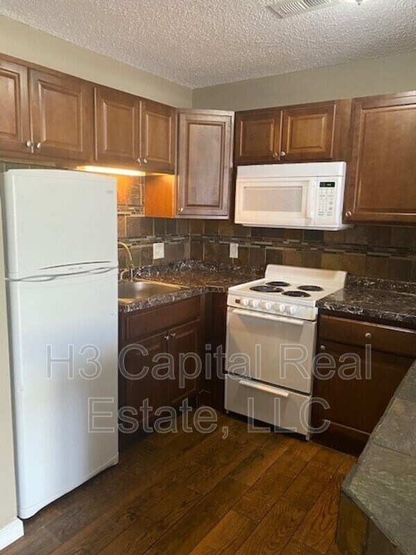 Building Photo - 76 Village Ct