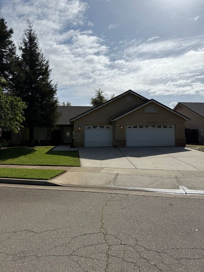 Building Photo - 4 bedroom, 2 bathroom home in Great Neighborhood!