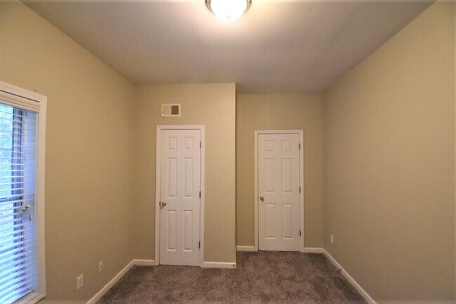 Foto del edificio - 3670 McGuire Close NW