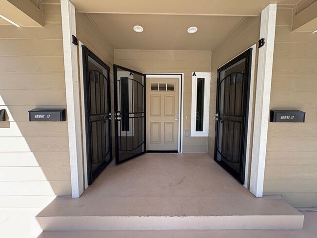 Building Photo - Remodeled Two Bedroom Quadplex Unit