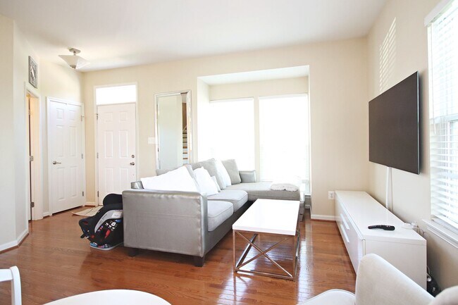 Foto del edificio - Small Pet-Friendly End-Unit Pantops Townhome