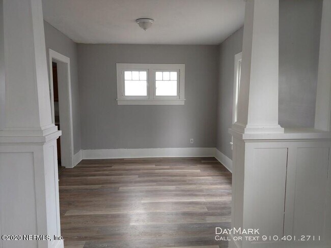 Foto del edificio - 317 Woodbine Ave