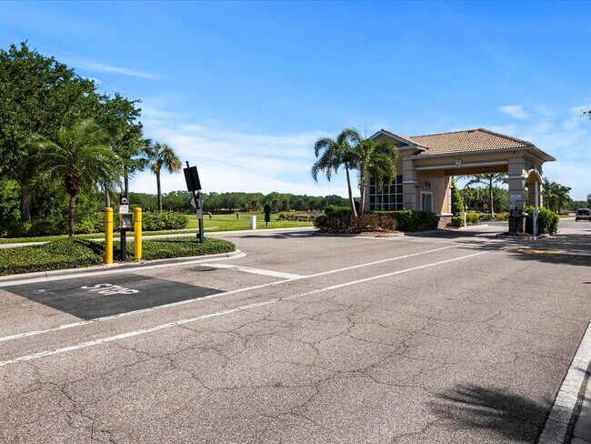 Foto del edificio - 811 Fairwaycove Ln