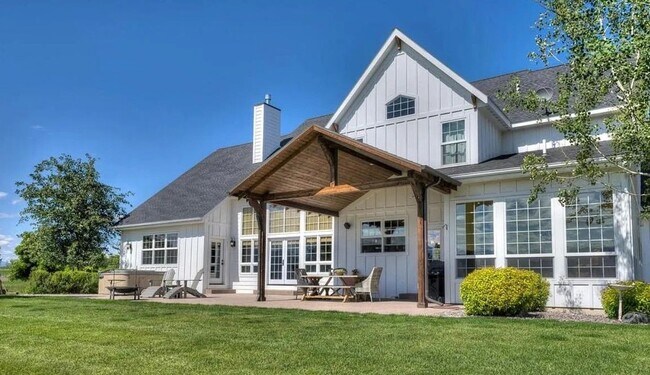 Building Photo - Welcome to Running Ridge.... Fully Furnished Luxury Home!