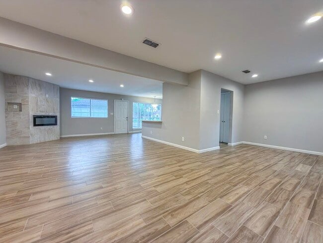 Building Photo - 5926 Darkwood Dr