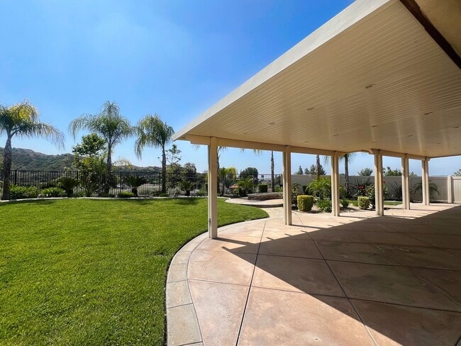 Building Photo - Singleton Heights 4 bedroom 3 1/2 bath Home