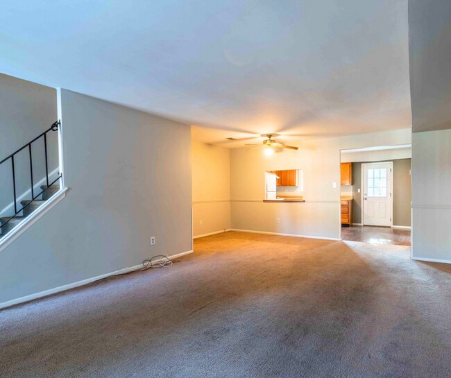 Building Photo - 3 Bedroom 2 Bathroom Townhome - Great Vall...