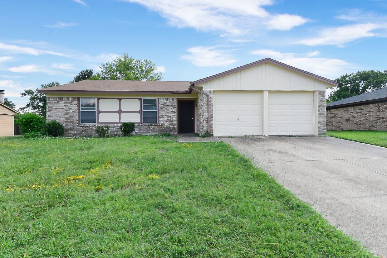 Primary Photo - 1703 La Fontaine Ln