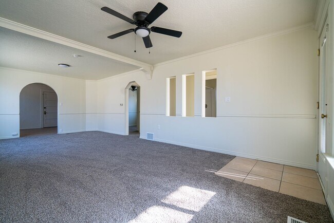 Foto del edificio - Spacious & Updated 5 Bed Home in Prime Ogden Location