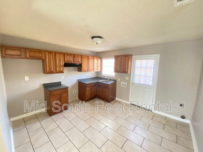 Building Photo - 3381 Madewell St
