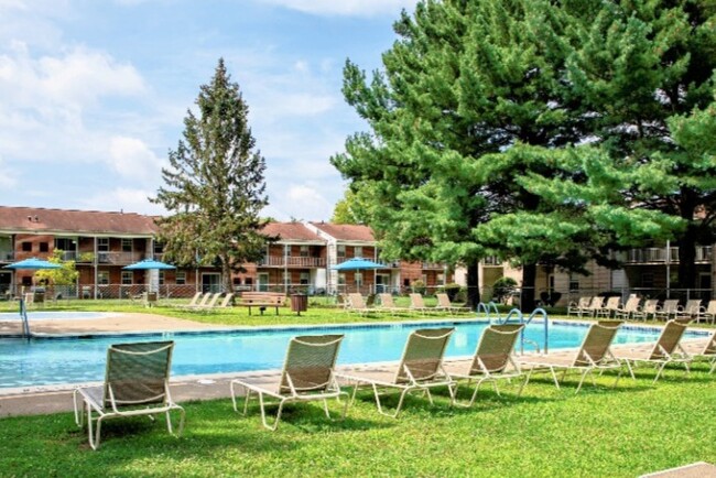 Piscina de temporada y piscina de poca profundidad con Lifeguards- Otra de las comodidades gratuito en Gateway Apartments - Gateway Apartments