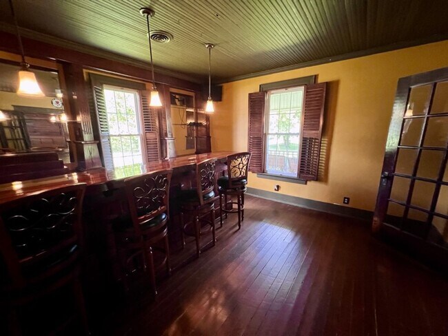 Building Photo - Stunning Historic Home in College Grove