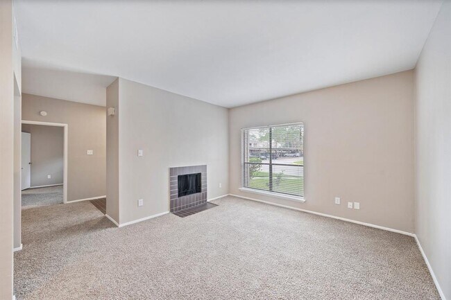 Building Photo - 2025 Augusta Dr