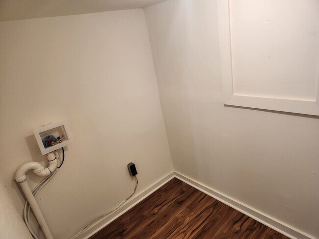 Building Photo - 2 Bedroom 1 bathroom townhouse