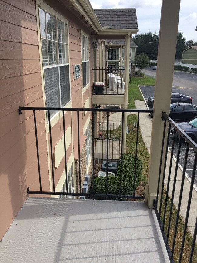 Building Photo - Beautiful 1/1 Wood Floor Condo With a Beau...