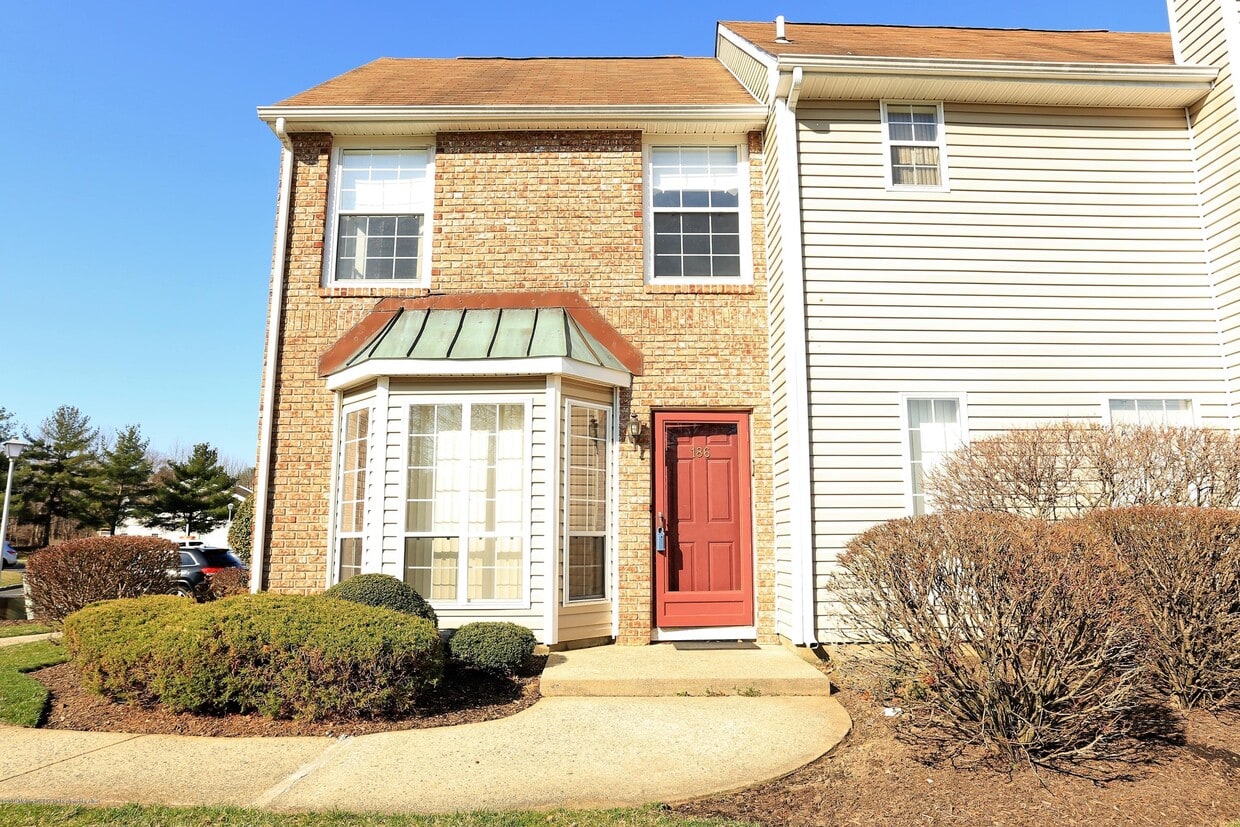 186 Essex Pl, Marlboro, NJ 07751 Condo for Rent in Marlboro, NJ