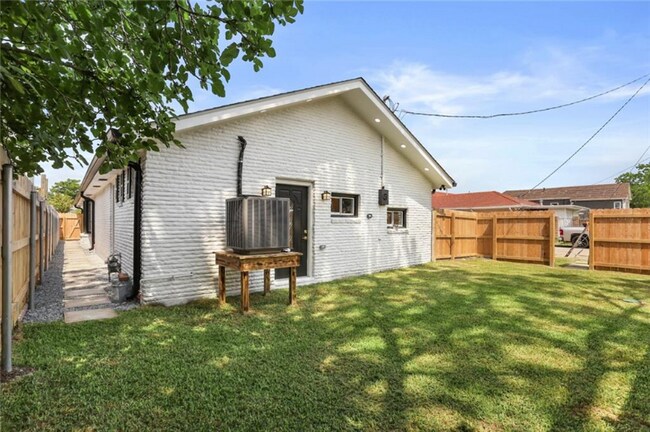 Building Photo - 2200 Carnot St