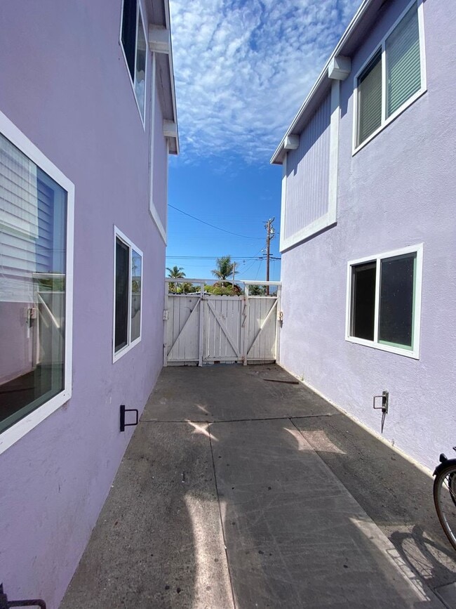 Building Photo - 6743 Del Playa Dr