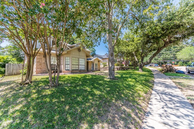 Building Photo - 2710 Francisco Dr