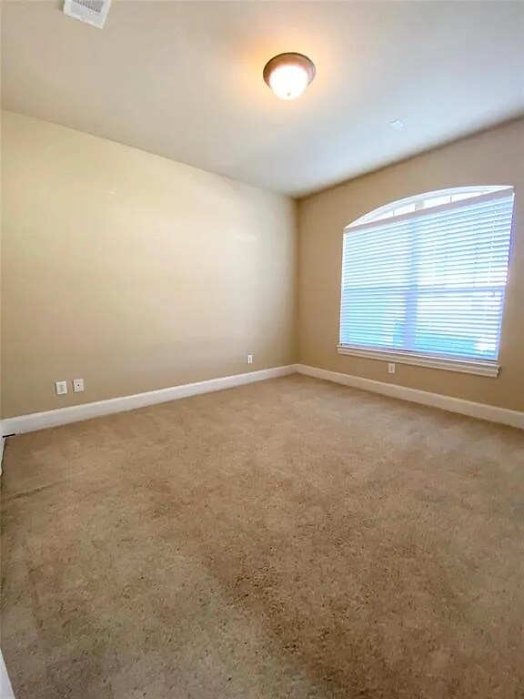 Building Photo - 650 Arbol
