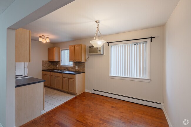 1 habitación, 1 baño, 585 pies cuadrados, área de comedor - 484 E Breckenridge St