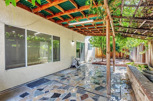 Building Photo - Beautiful Bright and Airy 4-Bedroom House ...