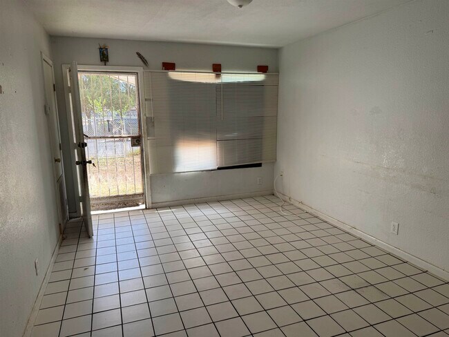 Foto del edificio - 2218 E Price St