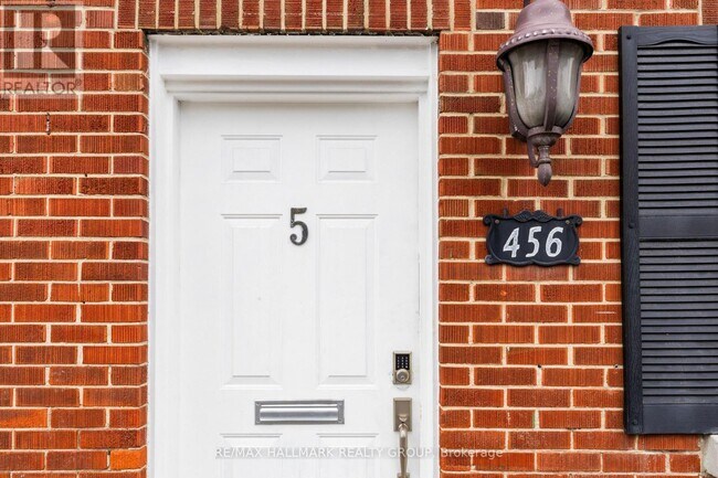 Photo du bâtiment - 456 Bronson Ave