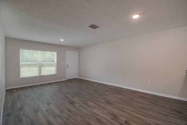 Building Photo - Dont miss out on this 2/2 Duplex home in S...