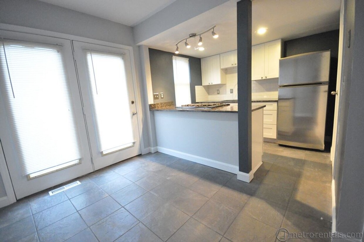 Foto principal - 4867 4869 4871 4873 Moreland Dr