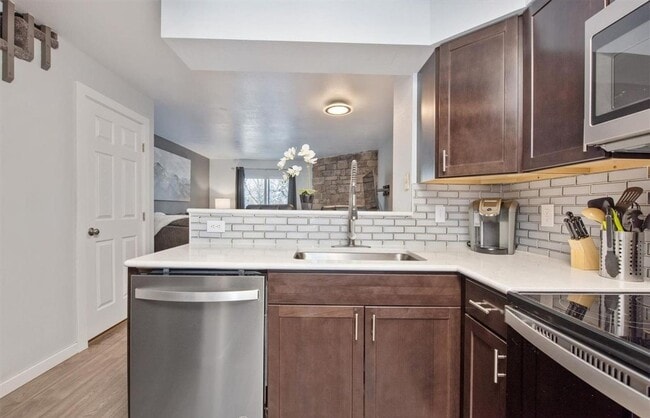 Building Photo - Quaint Newly Renovated Townhome In Lafayette