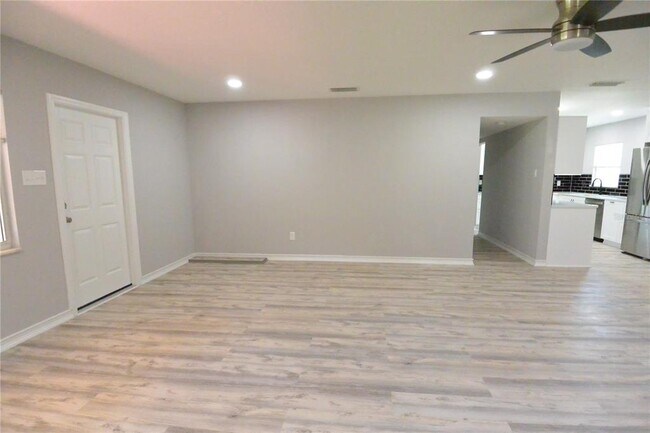 Building Photo - 5476 Lake Le Clare Rd