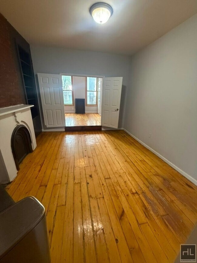 Foto del edificio - Classic East Village One-Bedroom with Exposed Brick & High Ceilings