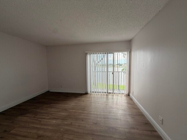 Foto del edificio - 8720 N Sherman Cir