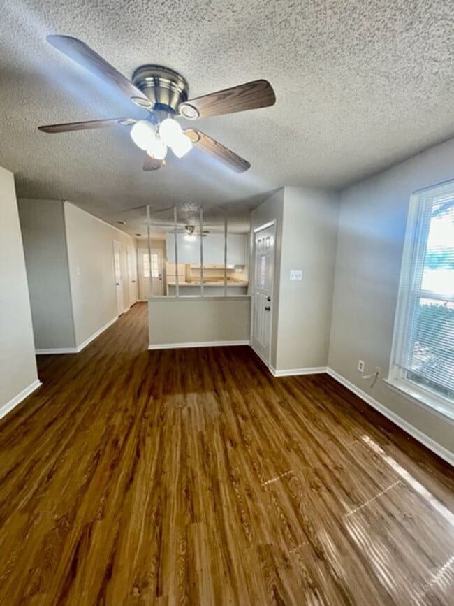 Building Photo - 208 Karem Cir
