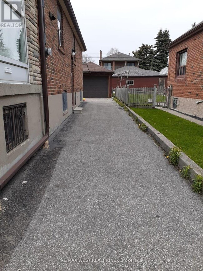 Building Photo - 1120 Glencairn Ave