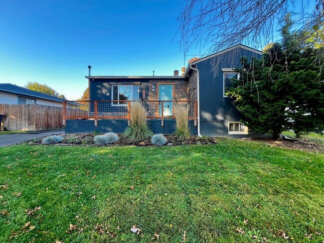 Foto del edificio - Non-Refundable & Security Deposit Total: $2300.00