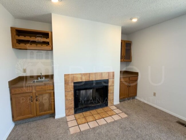 Building Photo - 2405 Split Rock Dr
