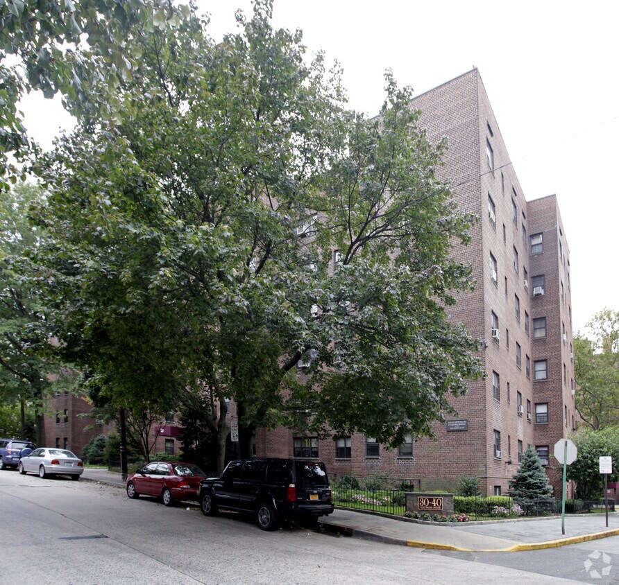 Foto del edificio - 30-40 Fleetwood Ave