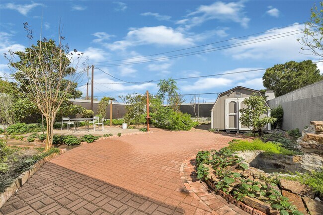 Foto del edificio - 9208 Carousel Ln