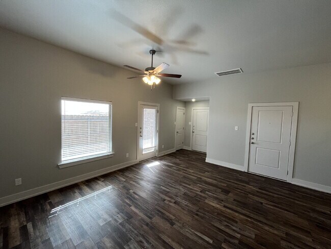 Foto del edificio - Stunning Duplex in Shallowater!